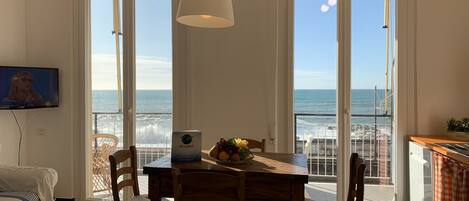 Căn hộ, 2 phòng ngủ | Khu phòng khách | TV màn hình phẳng