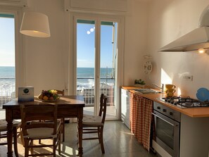 Frigobar, microondas, horno, placa de cocina