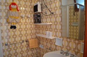 Appartamento, 1 camera da letto | Bagno | Doccia, soffione a pioggia, bidet, asciugamani