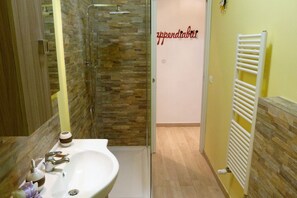 Appartement, 1 chambre | Salle de bain | Douche, douche à « effet pluie », sèche-cheveux, bidet