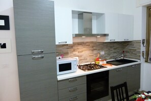 Apartment, 1 Bedroom | Private kitchen | Full-sized fridge, microwave, oven, stovetop - House Bia (Genoa)