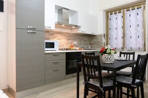 Apartment, 1 Schlafzimmer | Eigene Küche | Großer Kühlschrank, Mikrowelle, Ofen, Herdplatte