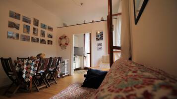Appartamento, 2 camere da letto | Area soggiorno | TV a schermo piatto