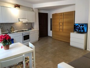 Monolocale | Cucina privata | Frigorifero, forno, piano cottura, bollitore elettrico