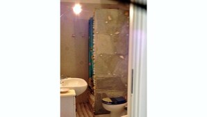 A bathroom with a sink, toilet, and a small table. - House Roberta (Recco)