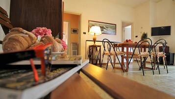 Appartement, 3 chambres | Restauration dans la chambre