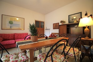 Appartement, 3 chambres | Aire de séjour | Téléviseur à écran plat