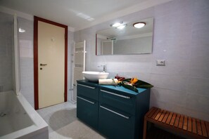 Ferienhaus, 2 Schlafzimmer | Badezimmer | Badewanne und Dusche (separat), Regendusche, Haartrockner, Bidet
