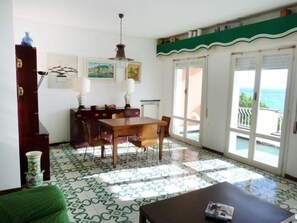 Appartement, 3 chambres | Restauration dans la chambre