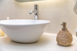 Ducha, secador de pelo, toallas y jabón