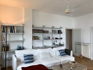 อพาร์ทเมนท์, 3 ห้องนอน | บริเวณนั่งเล่น | ทีวีจอแบน