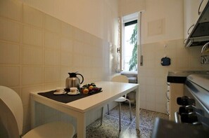 Appartement, 1 chambre | Repas dans la chambre
