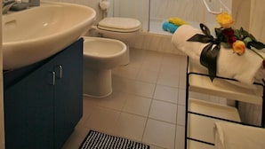 Leilighet, 1 soverom | Bad | Dusj, regndusjhode, bidé og håndklær