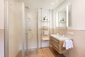 Regadera, secadora de cabello, toallas, jabón 