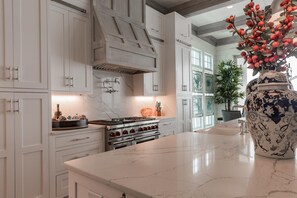 Full-sized fridge, microwave, oven, stovetop