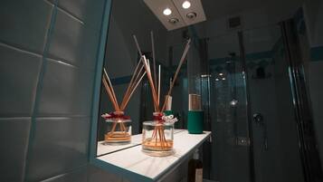 Doccia, asciugacapelli, asciugamani, sapone