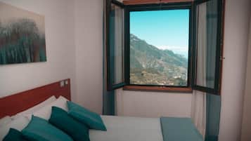 1 habitación, tabla de planchar con plancha, wifi gratis y ropa de cama