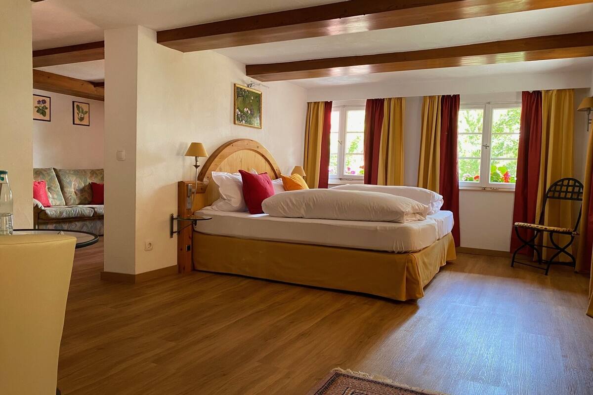 Habitación doble superior | Edredones de plumas, caja fuerte, escritorio