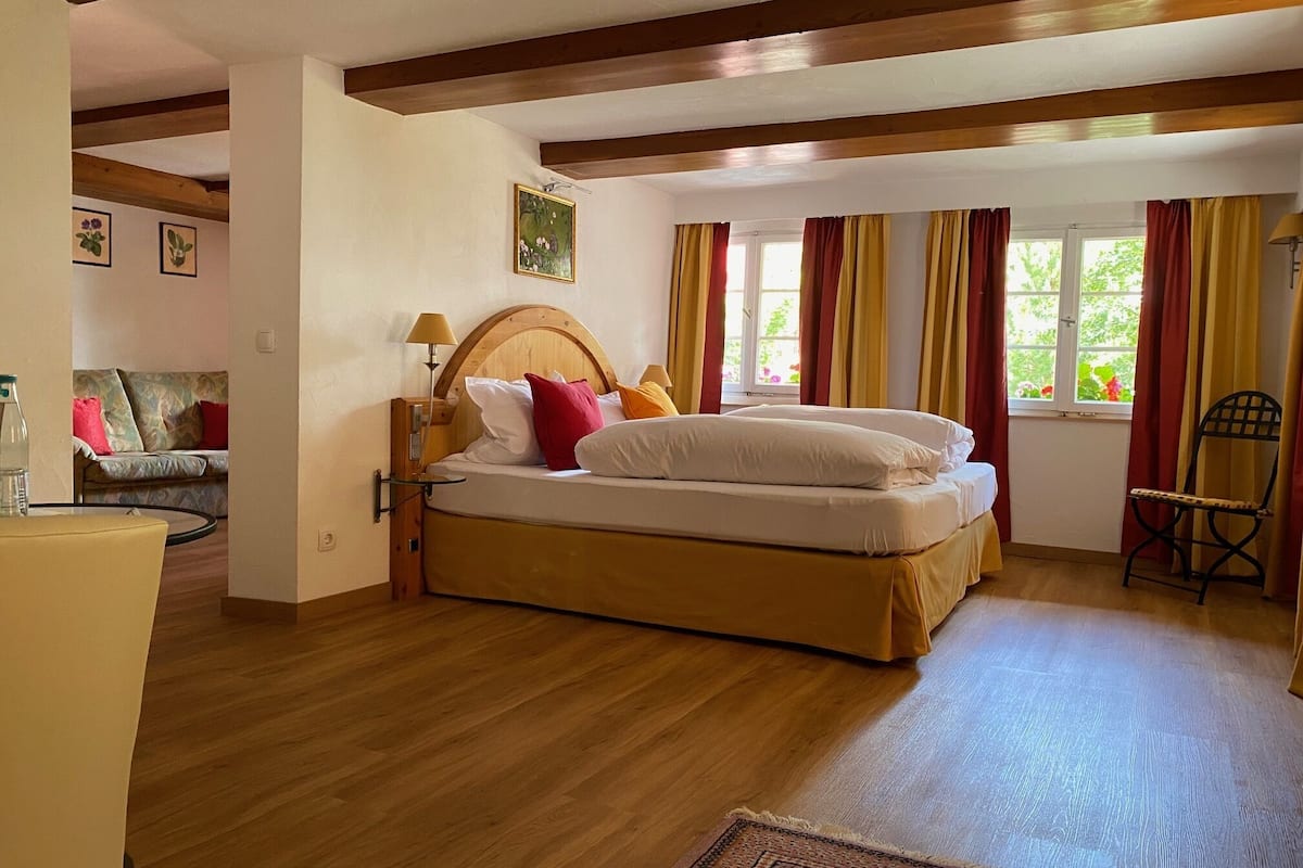 Superior-Doppelzimmer | Daunenbettdecken, Zimmersafe, Schreibtisch