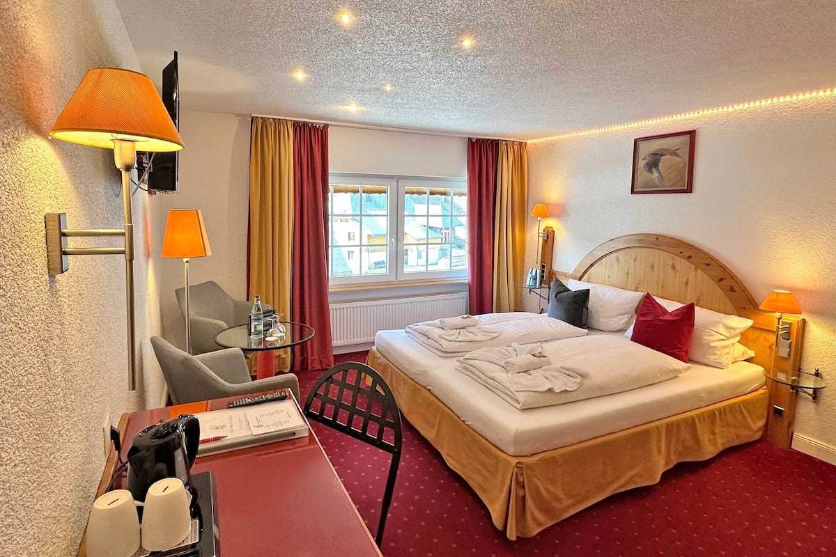 Standard-Doppelzimmer | Daunenbettdecken, Zimmersafe, Schreibtisch