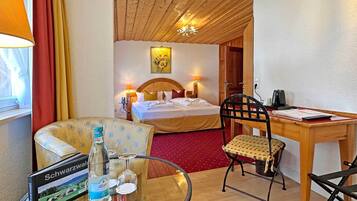 Habitación doble superior | Edredón, caja de seguridad en la habitación y escritorio