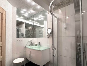 Hair dryer, towels - Hotel Hirschen Menzenschwand (St. Blasien)