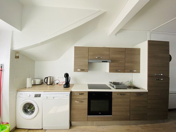 Réfrigérateur, micro-ondes, four, plaque de cuisson