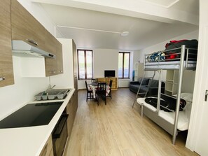 Fer et planche à repasser, lit parapluie, Wi-Fi