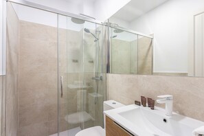 Douche, sĂšche-cheveux, serviettes fournies