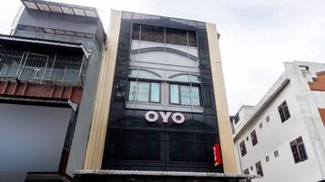 Ein Gebäude mit einem gut sichtbaren 'OYO'-Schild an der Fassade.
