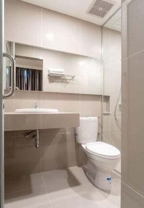 Bathroom - OYO 3159 Festive Inn (Medan)