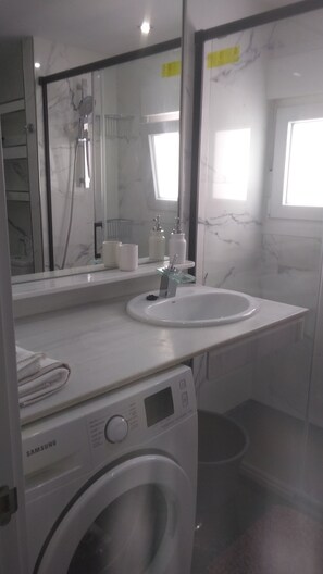 Een douche, een haardroger, een bidet, handdoeken