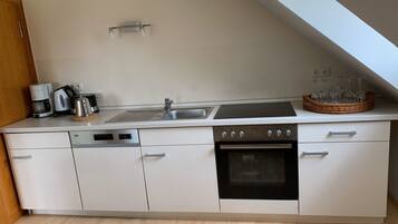 Kühlschrank, Mikrowelle, Herdplatte, Geschirrspüler