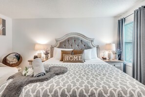 5 bedrooms, in-room safe, iron/ironing board, free WiFi - Sweet Escape Homes: 3000sf Rustic Modern Home - Center of Dallas & FW (Grand Prairie)