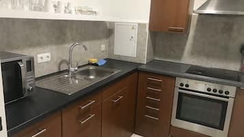 Business Suite | Private kitchen | Fridge, oven, stovetop, cookware/dishes/utensils