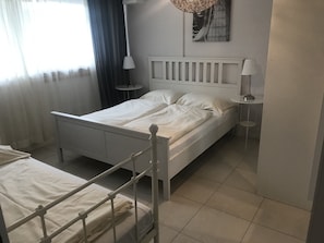 Comfort Suite | Individually decorated, individually furnished, desk, laptop workspace
