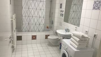 Bồn tắm, máy sấy tóc, sàn nhà có sưởi, khăn tắm