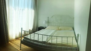 Panoramic Penthouse, 3 Bedrooms | Desk, laptop workspace, iron/ironing board, WiFi (free) - Munich Downtown Suites (Munich)
