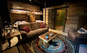 4 bedrooms, iron/ironing board, Internet, bed sheets