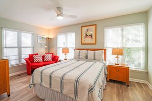 2 bedrooms, iron/ironing board, Internet, bed sheets - Tybee Island townhome w/ ocean views, screened porch & next to the Post Theater (Tybee Island)