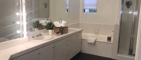 Combined shower/bathtub, hair dryer, towels