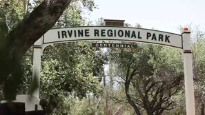 Une arche sur laquelle on peut lire les inscriptions « IRVINE REGIONAL PARK » et « CENTENNIAL ».