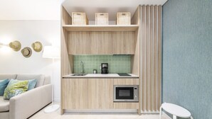 Eine moderne Küche mit Holzausstattung, einer Mikrowelle und einer Kaffeemaschine.