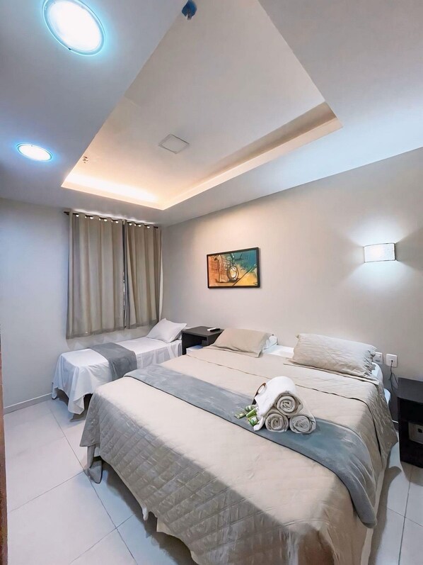 スタジオ | 低刺激性寝具、ピロートップベッド、セーフティボックス (室内)、デスク