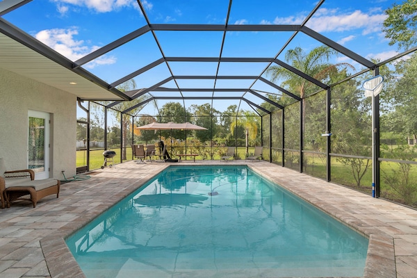 Een buitenzwembad, een verwarmd zwembad