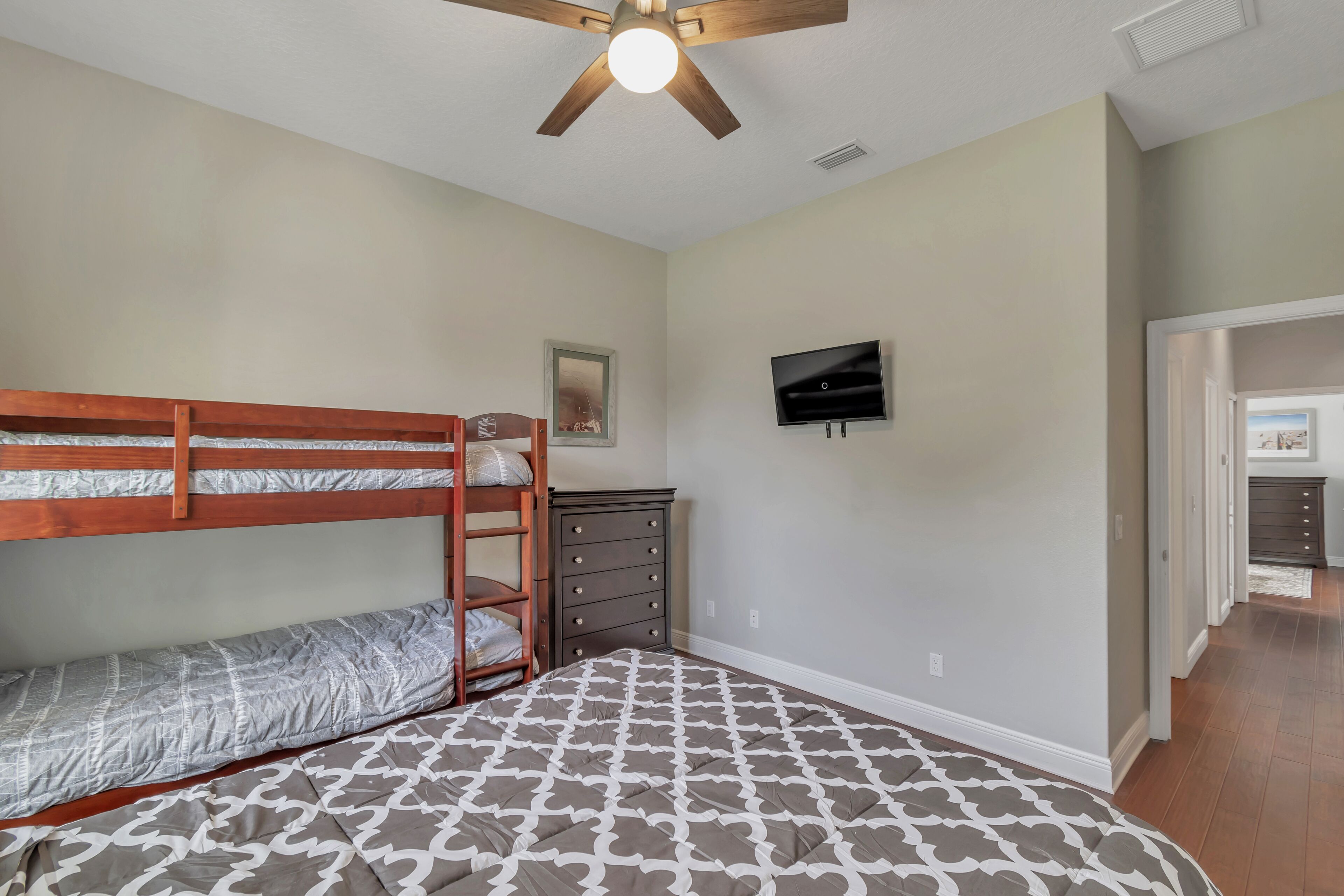 4 habitaciones, tabla de planchar con plancha, wifi y ropa de cama 