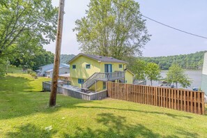 Exterior - Waterfront retreat with private dock, wraparound deck & stunning lake views. (Hiwassee)