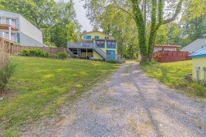 Property grounds - Waterfront retreat with private dock, wraparound deck & stunning lake views. (Hiwassee)