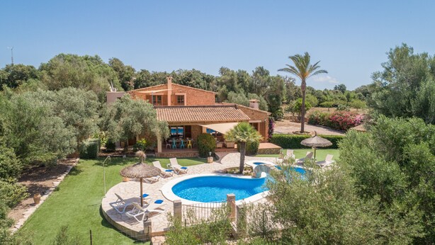 A villa with a swimming pool, outdoor seating, and lush greenery. - Holiday house with private pool, close to Sant Llorenç des Cardassar, Mallorca (Sant Llorenç Des Cardassar)