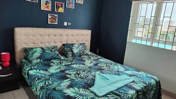 1 dormitorio, tabla de planchar con plancha, wifi y ropa de cama